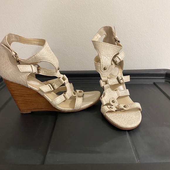 Max Studio strappy wedge sandals - Picture 2 of 5